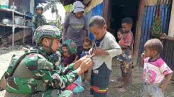 Satgas Yonif 136/TS Pererat Silaturahmi dengan Warga Kampung Wiringgame Puncak Jaya Melalui Komsos dan Pembagian Baju