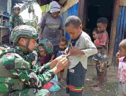 Satgas Yonif 136/TS Pererat Silaturahmi dengan Warga Kampung Wiringgame Puncak Jaya Melalui Komsos dan Pembagian Baju