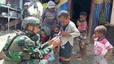 Satgas Yonif 136/TS Pererat Silaturahmi dengan Warga Kampung Wiringgame Puncak Jaya Melalui Komsos dan Pembagian Baju