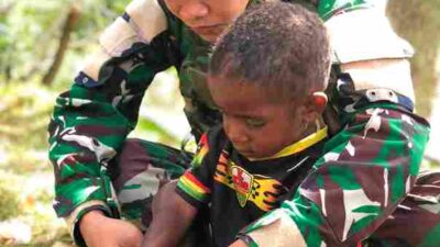 Satgas Yonif 136/Tuah Sakti Laksanakan Anjangsana ke Masyarakat Kampung Agaphe, Wujud Nyata Kepedulian TNI