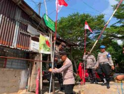 Polsek Batam Kota Bagikan Bendera Merah Putih kepada Warga Ruli Belian Perpat Sambut HUT Ke-81 Kemerdekaan RI