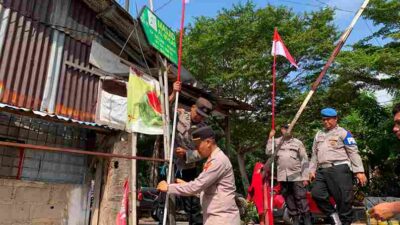Polsek Batam Kota Bagikan Bendera Merah Putih kepada Warga Ruli Belian Perpat Sambut HUT Ke-81 Kemerdekaan RI