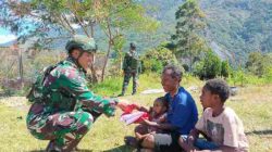 Sambut HUT RI Ke 81, Satgas Yonif 136/TS Pos Ilu Gelar Anjangsana dan Bagikan Bendera Merah Putih di Kampung Lambo Puncak Jaya Papua Tengah