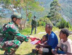 Sambut HUT RI Ke 81, Satgas Yonif 136/TS Pos Ilu Gelar Anjangsana dan Bagikan Bendera Merah Putih di Kampung Lambo Puncak Jaya Papua Tengah