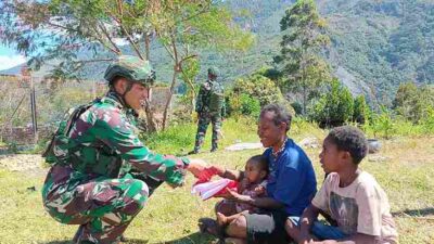 Sambut HUT RI Ke 81, Satgas Yonif 136/TS Pos Ilu Gelar Anjangsana dan Bagikan Bendera Merah Putih di Kampung Lambo Puncak Jaya Papua Tengah