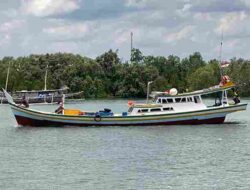 KM PUTRA BULUH DITABRAK KAPAL KARGO DI PERAIRAN PULAU PENGIKIK, KANTOR SAR TANJUNGPINANG LAKUKAN KOORDINASI PENCARIAN