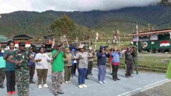 Satgas Yonif 136/Tuah Sakti Latih Generasi Muda Persiapkan Lomba Gerak Jalan Sambut HUT Kemerdekaan RI