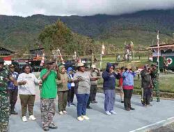 Satgas Yonif 136/Tuah Sakti Latih Generasi Muda Persiapkan Lomba Gerak Jalan Sambut HUT Kemerdekaan RI