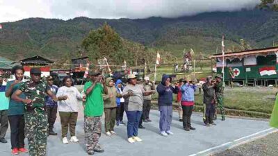 Satgas Yonif 136/Tuah Sakti Latih Generasi Muda Persiapkan Lomba Gerak Jalan Sambut HUT Kemerdekaan RI