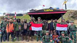 Satgas Yonif 136/TS Pos NUME Bagikan Bendera Merah Putih, Semarakkan Kemerdekaan di Wilayah Perbatasan