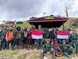 Satgas Yonif 136/TS Pos NUME Bagikan Bendera Merah Putih, Semarakkan Kemerdekaan di Wilayah Perbatasan