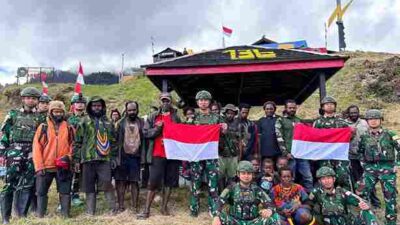 Satgas Yonif 136/TS Pos NUME Bagikan Bendera Merah Putih, Semarakkan Kemerdekaan di Wilayah Perbatasan