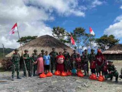 Kebersamaan TNI dan Warga Sambut Kemerdekaan RI Ke 81 di Puncak Jaya