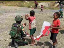 Semarakkan HUT Ke-81 RI di Irimuli, Satgas Yonif 136/Tuah Sakti Adakan Lomba Layang-Layang di Desa Irimuli Puncak Jaya Papua Tengah