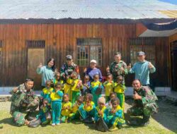 Satgas Yonif 136/TS Salurkan Amanah Donasi Untuk Anak Anak Paud Maranatha di Kampung Kota Mulia Juga Makan Bersama “Om Tentara”