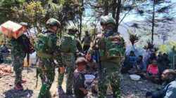 Selain Menjaga Perbatasan, Satgas Yonif 136/TS Hadir Berikan Dukungan kepada Warga Berduka di Kampung Wiringame