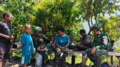 Hangatnya Anjangsana Satgas Yonif 136/TS Bersama Warga Kampung Lambo Puncak Jaya Papua Tengah