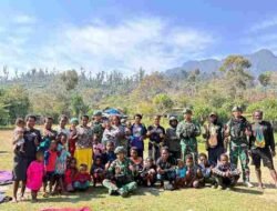 Satgas Yonif 136/Tuah Sakti Hadir Berbagi dan Pererat Silaturahmi Bersama Warga Kampung Anepalui Puncak Jaya