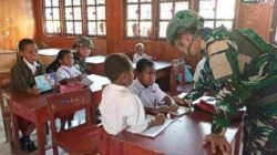Menjaga Negeri, Membangun Generasi,Satgas Yonif 136/Tuah Sakti Bagikan Seragam dan Alat Tulis Kepada Siswa SDN Pagaleme Kabupaten Puncak Jaya Papua Tengah