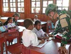 Menjaga Negeri, Membangun Generasi,Satgas Yonif 136/Tuah Sakti Bagikan Seragam dan Alat Tulis Kepada Siswa SDN Pagaleme Kabupaten Puncak Jaya Papua Tengah