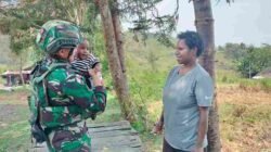 Satgas Yonif 136/Tuah Sakti Anjangsana ke Rumah Warga Kampung Lungguneri Puncak Jaya Papua,Pererat Silaturahmi dengan Masyarakat Setempat