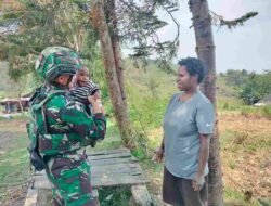 Satgas Yonif 136/Tuah Sakti Anjangsana ke Rumah Warga Kampung Lungguneri Puncak Jaya Papua,Pererat Silaturahmi dengan Masyarakat Setempat