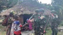 Satgas Yonif 136/Tuah Sakti Pos Tinggi Nambut Pererat Silaturahmi dan Berikan Pelayanan Kesehatan kepada Warga Kampung Tinggi Puncak Jaya
