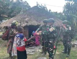 Satgas Yonif 136/Tuah Sakti Pos Tinggi Nambut Pererat Silaturahmi dan Berikan Pelayanan Kesehatan kepada Warga Kampung Tinggi Puncak Jaya