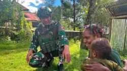 Satgas Yonif 136/Tuah Sakti Layani Kesehatan Warga Tinggi Nambut Puncak Jaya