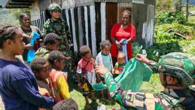Satgas Yonif 136/TS Laksanakan Anjangsana Guna Pererat Silaturahmi dan Berbagi Kepedulian di Kampung Waden Goba Puncak Jaya