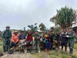 Pos Nume Satgas Yonif 136/TS Hadir Layani Kesehatan dan Berbagi untuk Warga di Kampung Onendu Puncak Jaya Papua Tengah