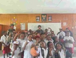 Gadik Satgas Yonif 136/Tuah Sakti Hadir Menumbuhkan Semangat Belajar Anak SD Papua