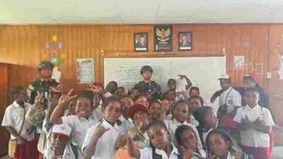 Gadik Satgas Yonif 136/Tuah Sakti Hadir Menumbuhkan Semangat Belajar Anak SD Papua