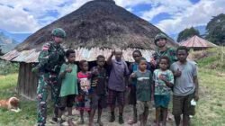Jalin Silaturahmi, Satgas Yonif 136/TS Hadir Menyapa Warga Kampung Lambo Puncak Jaya Papua Tengah
