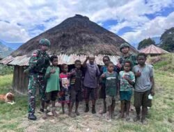 Jalin Silaturahmi, Satgas Yonif 136/TS Hadir Menyapa Warga Kampung Lambo Puncak Jaya Papua Tengah