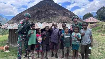 Jalin Silaturahmi, Satgas Yonif 136/TS Hadir Menyapa Warga Kampung Lambo Puncak Jaya Papua Tengah
