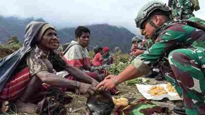 Satgas 136/TS Pos Nume Jalin Silaturahmi dan Dukung Hasil Kebun Warga Jigonikme Puncak Jaya Papua Tengah