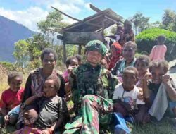 Satgas Yonif 136/Tuah Sakti Pererat Silaturahmi Lewat Anjangsana di Kampung Jigonikme Puncak Jaya Papua Tengah