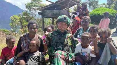 Satgas Yonif 136/Tuah Sakti Pererat Silaturahmi Lewat Anjangsana di Kampung Jigonikme Puncak Jaya Papua Tengah