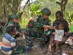 Satgas Yonif 136/Tuah Sakti Pererat Silaturahmi dan Berbagi Sargal di Tinggi Nambut Puncak Jaya Papua Tengah