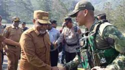 Dansatgas Yonif 136/TS Letkol Yudi Satria Wibowo Sambut Kedatangan Wakil Gubernur Papua Tengah Saat Tinjau Pendidikan dan Kesehatan di Puncak Jaya