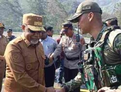Dansatgas Yonif 136/TS Letkol Yudi Satria Wibowo Sambut Kedatangan Wakil Gubernur Papua Tengah Saat Tinjau Pendidikan dan Kesehatan di Puncak Jaya