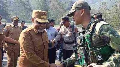 Dansatgas Yonif 136/TS Letkol Yudi Satria Wibowo Sambut Kedatangan Wakil Gubernur Papua Tengah Saat Tinjau Pendidikan dan Kesehatan di Puncak Jaya
