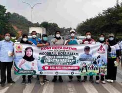 Kwalitas Udara Batam Masuk Kategori Tidak Sehat, Ketua IWbA Kota Batam bersama Ketua Koni Batam Bagikan 2.500 Masker Kepada Pengguna Jalan Raya