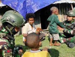 Satgas Yonif 136/Tuah Sakti Pererat Silaturahmi dengan Masyarakat Kalome melalui Anjangsana Puncak Jaya Papua