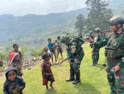 Satgas Yonif 136/TS Pos Tinggi Nambut Wujudkan Kemanunggalan TNI dengan Rakyat Agar Terciptanya Suasana Aman, damai, dan Harmonis di Wilayah Penugasan.
