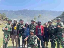 PATROLI SIMPATIK SATGAS YONIF 136/TS HADIRKAN RASA AMAN DAN PELAYANAN KESEHATAN BAGI WARGA WANDENGGOBAK PUNCAK JAYA PAPUA