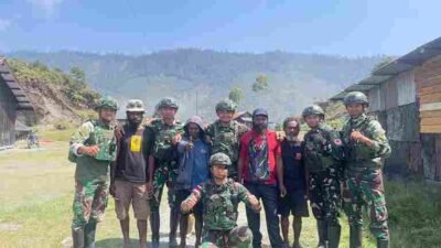 PATROLI SIMPATIK SATGAS YONIF 136/TS HADIRKAN RASA AMAN DAN PELAYANAN KESEHATAN BAGI WARGA WANDENGGOBAK PUNCAK JAYA PAPUA