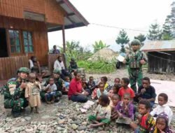 HANGATNYA KEBERSAMAAN, SATGAS YONIF 136/TS TEBAR KEPEDULIAN DI KAMPUNG BAKTIS