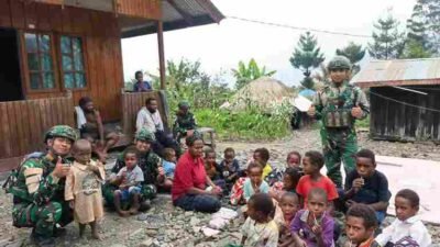 HANGATNYA KEBERSAMAAN, SATGAS YONIF 136/TS TEBAR KEPEDULIAN DI KAMPUNG BAKTIS